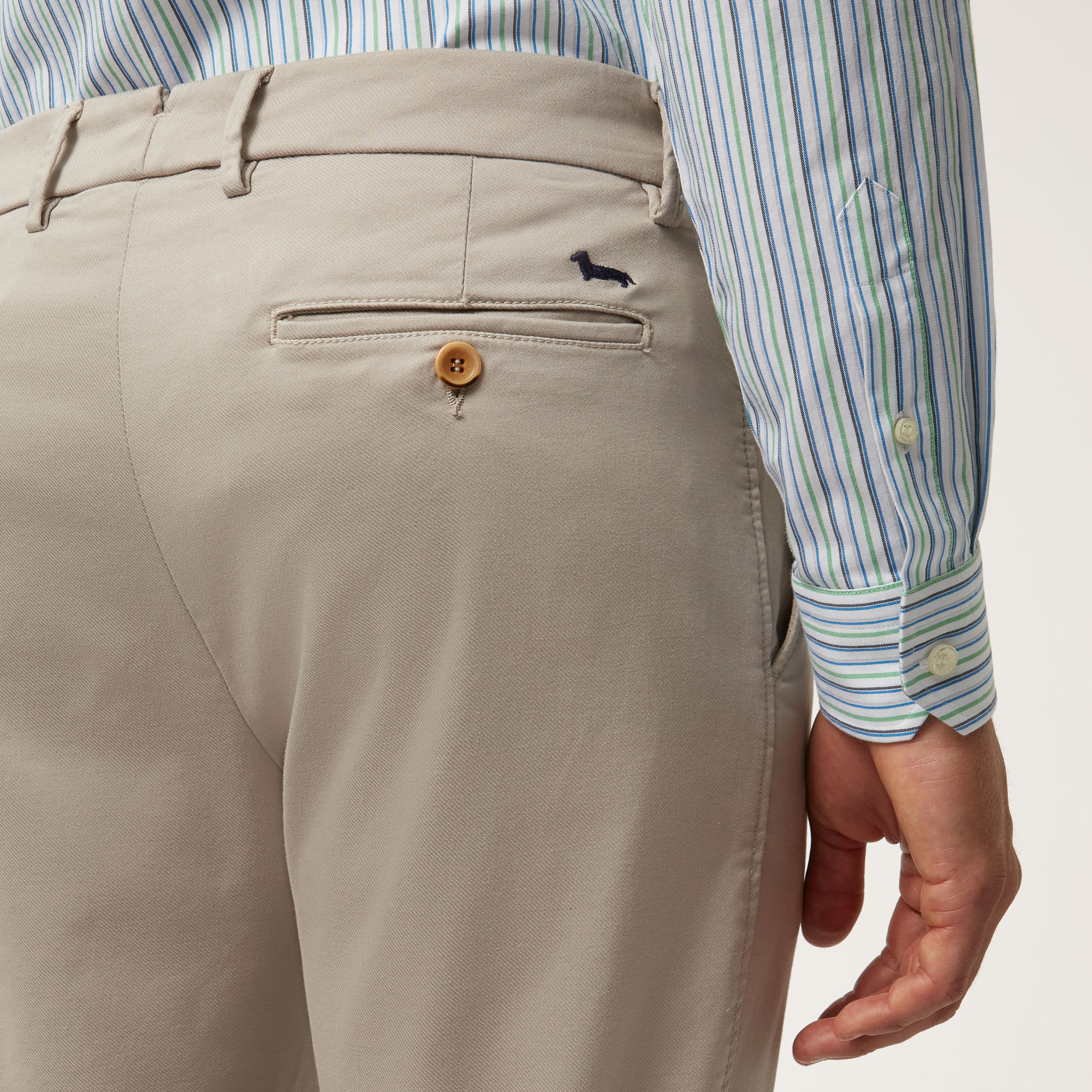 PANTALÓN AJUSTADO CON CORTES VEGAN TEJIDO EFECTO PIEL