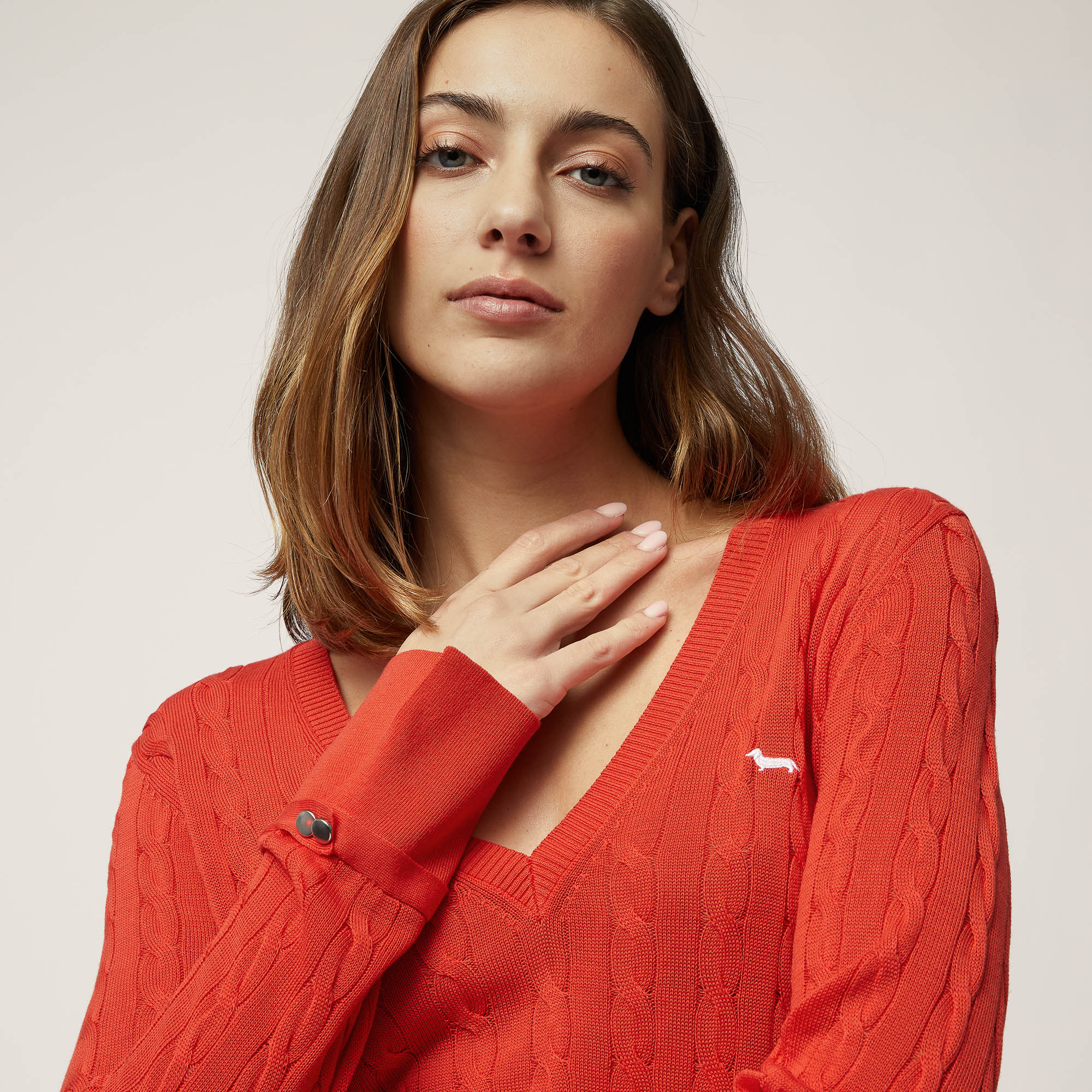 Este jersey para mujer, propuesto en un cómodo corte holgado y confeccionado en una ligera mezcla de seda, será tu as en la manga para componer looks frescos, versátiles y refinados. La prenda, caracterizada por un diseño de manga larga y un escote de pico, se anima con punto trenzado en toda la superficie y canalé en el bajo y a lo largo del escote. Por último, el pecho muestra el imprescindible teckel bordado en un tono a contraste, mientras que las mangas están acabadas con elegantes puños con una pequeña abertura y tira con doble botón, para crear un detalle inédito al más puro estilo Harmont & Blaine., Naranja, large image number 2